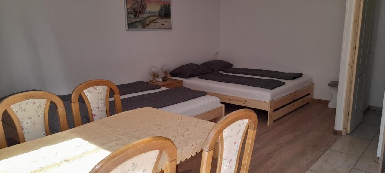 Lelle Lelke Apartmanhaz Leilighet Balatonlelle Eksteriør bilde